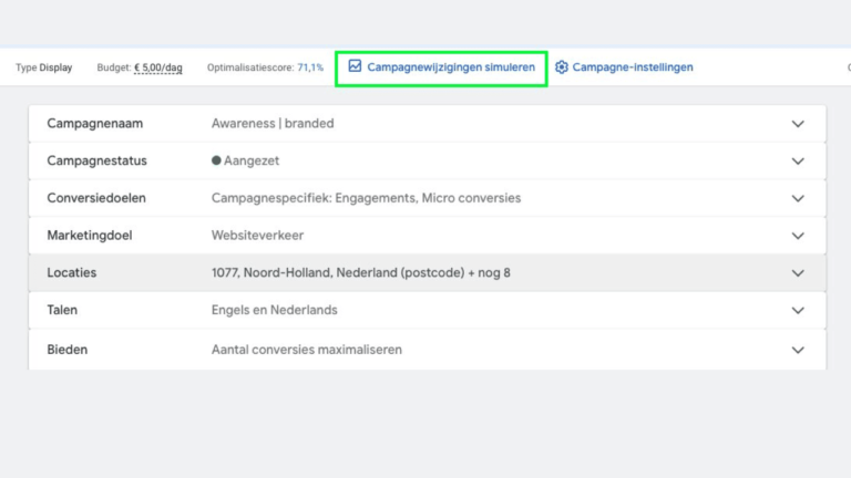 A screenshot of a campaign management interface displays settings: type, budget, score, and options for altering campaign changes like locations and languages. A highlighted button reads "Campagnewijzigingen simuleren," inviting users to simulate updates in their campaigns.