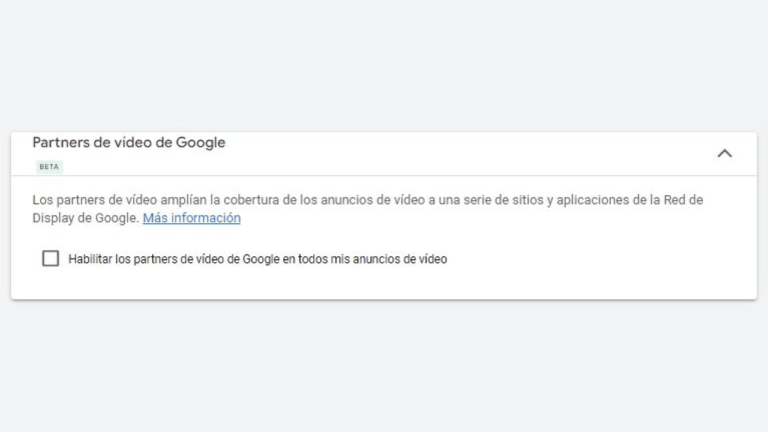 A screenshot of a Google setting page titled "Partners de video de Google." The description explains that video partners extend ad coverage on Google's Display Network. There’s a checkbox at the bottom to enable Video Partners for all Demand Gen Campaigns and video ads.